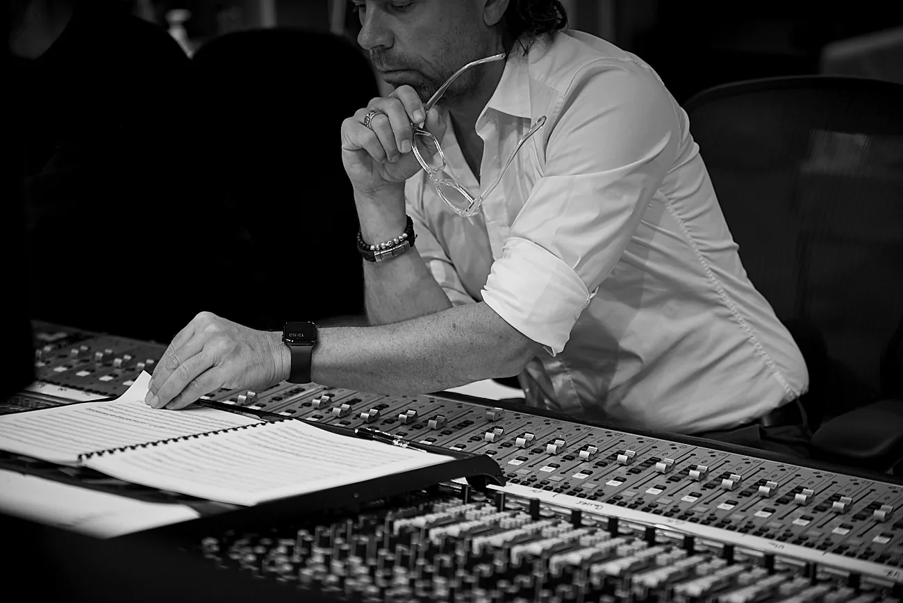 Paul Lorenz studiert die Partitur am Mischpult der Abbey Road Studios